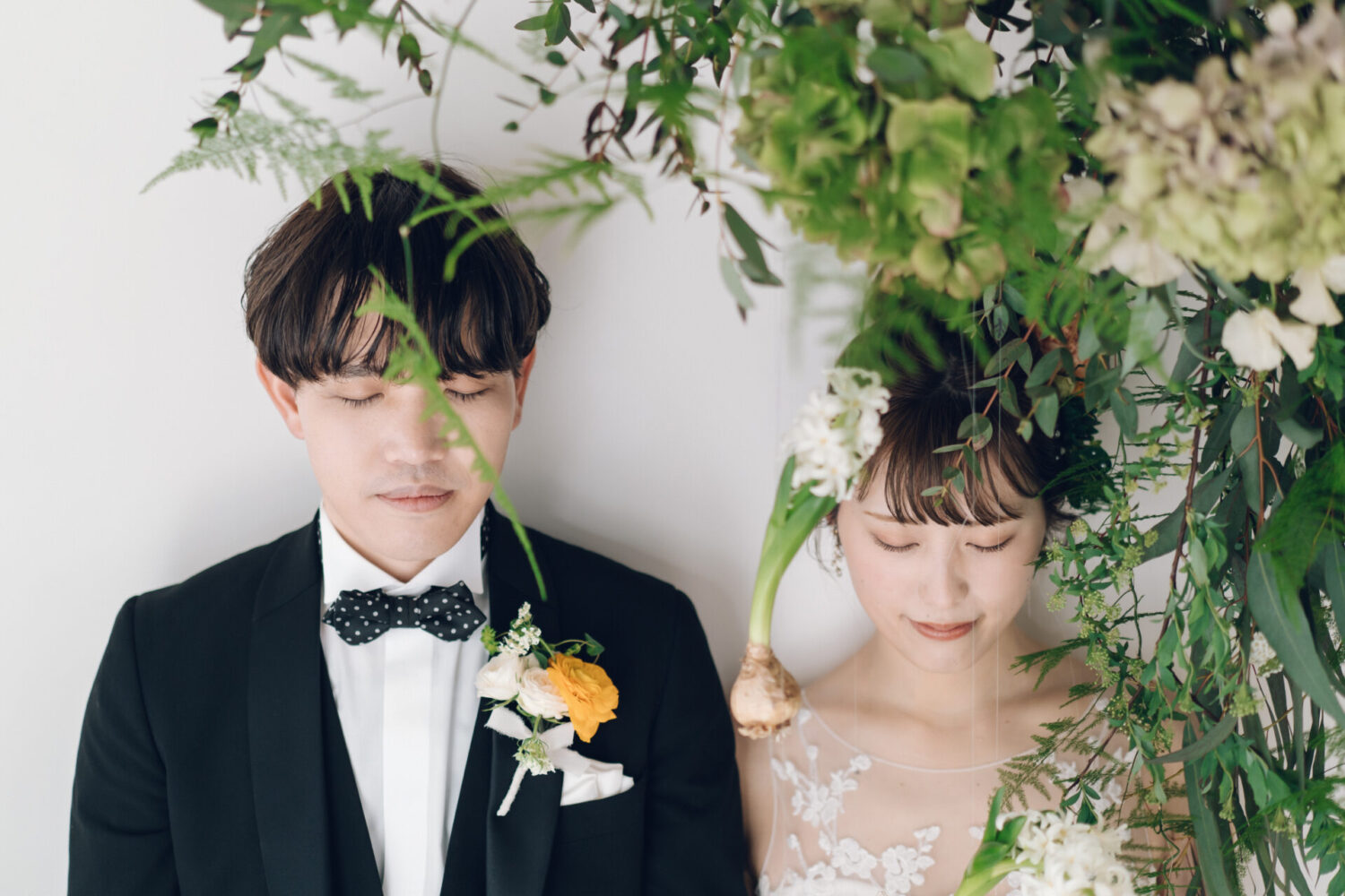 花と写真と結婚式の様子