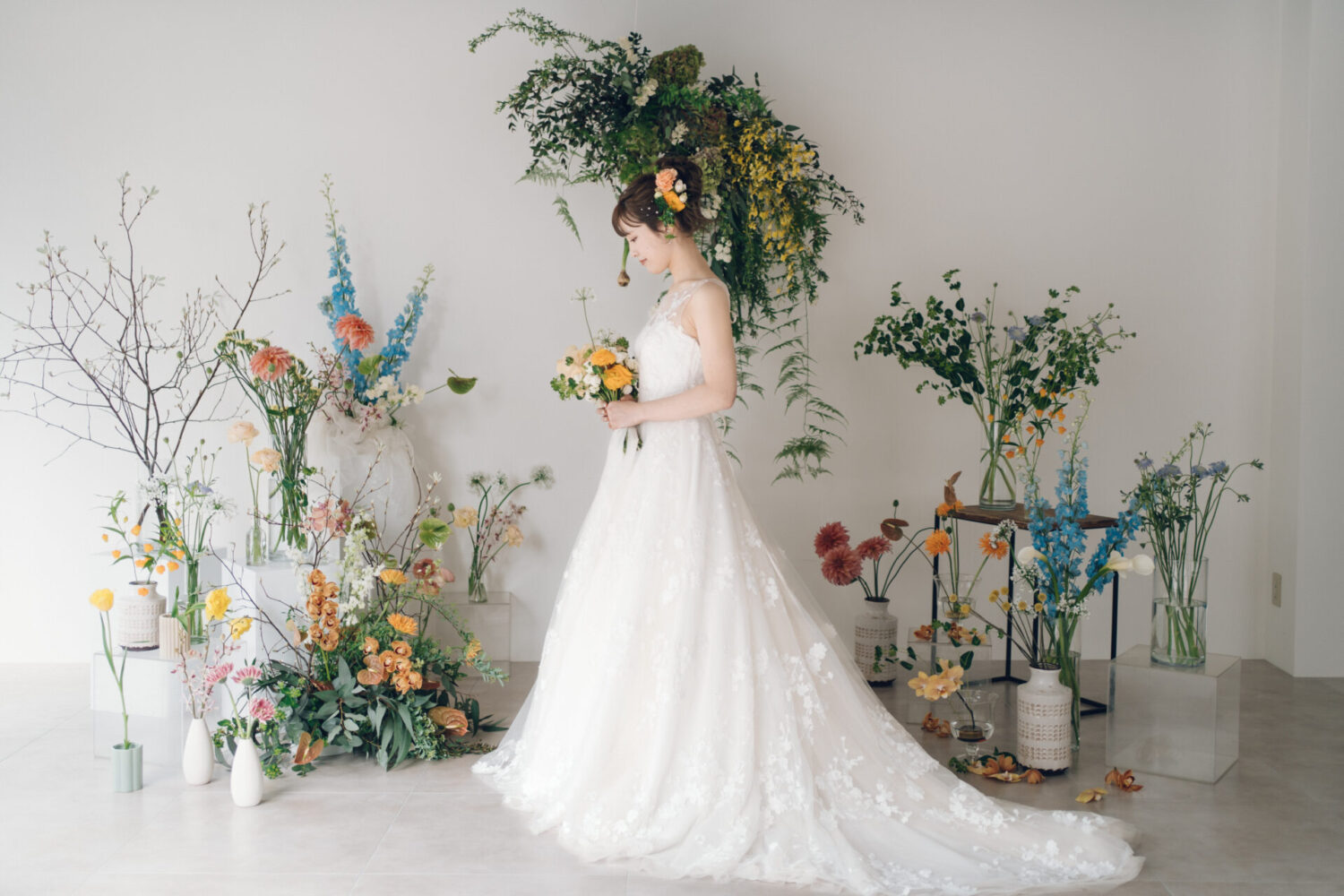 花と写真と結婚式の様子