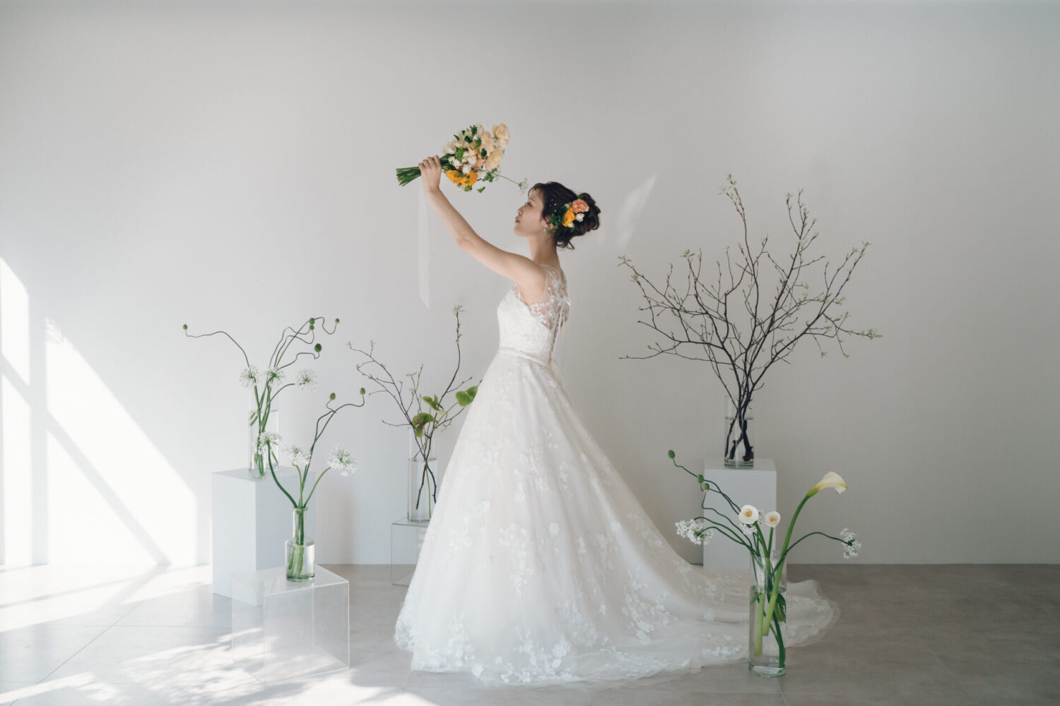 花と写真と結婚式の様子