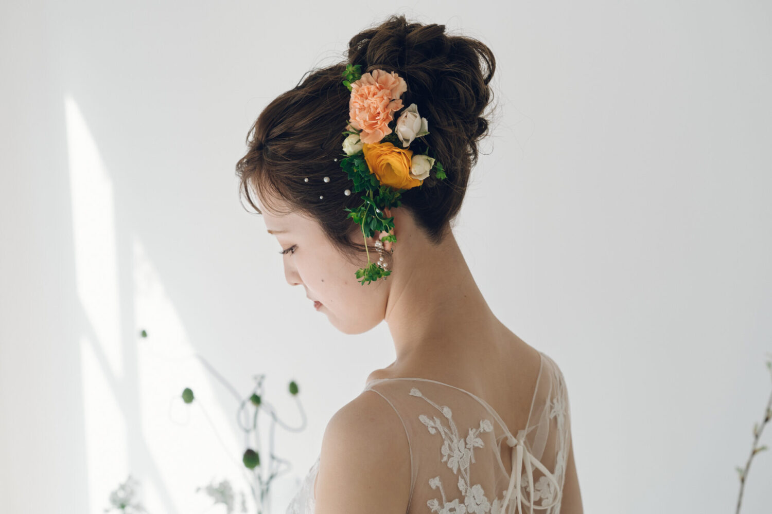 花と写真と結婚式の様子