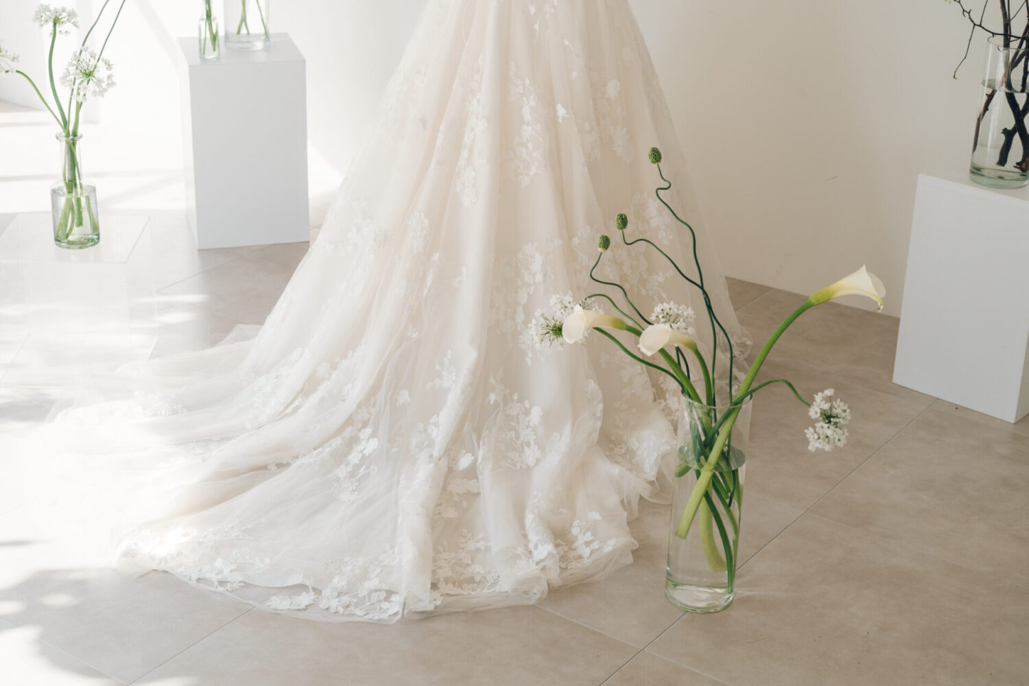 花と写真と結婚式の様子