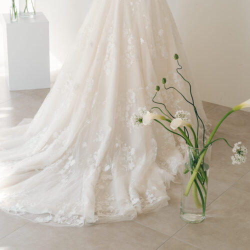 花と写真と結婚式の様子