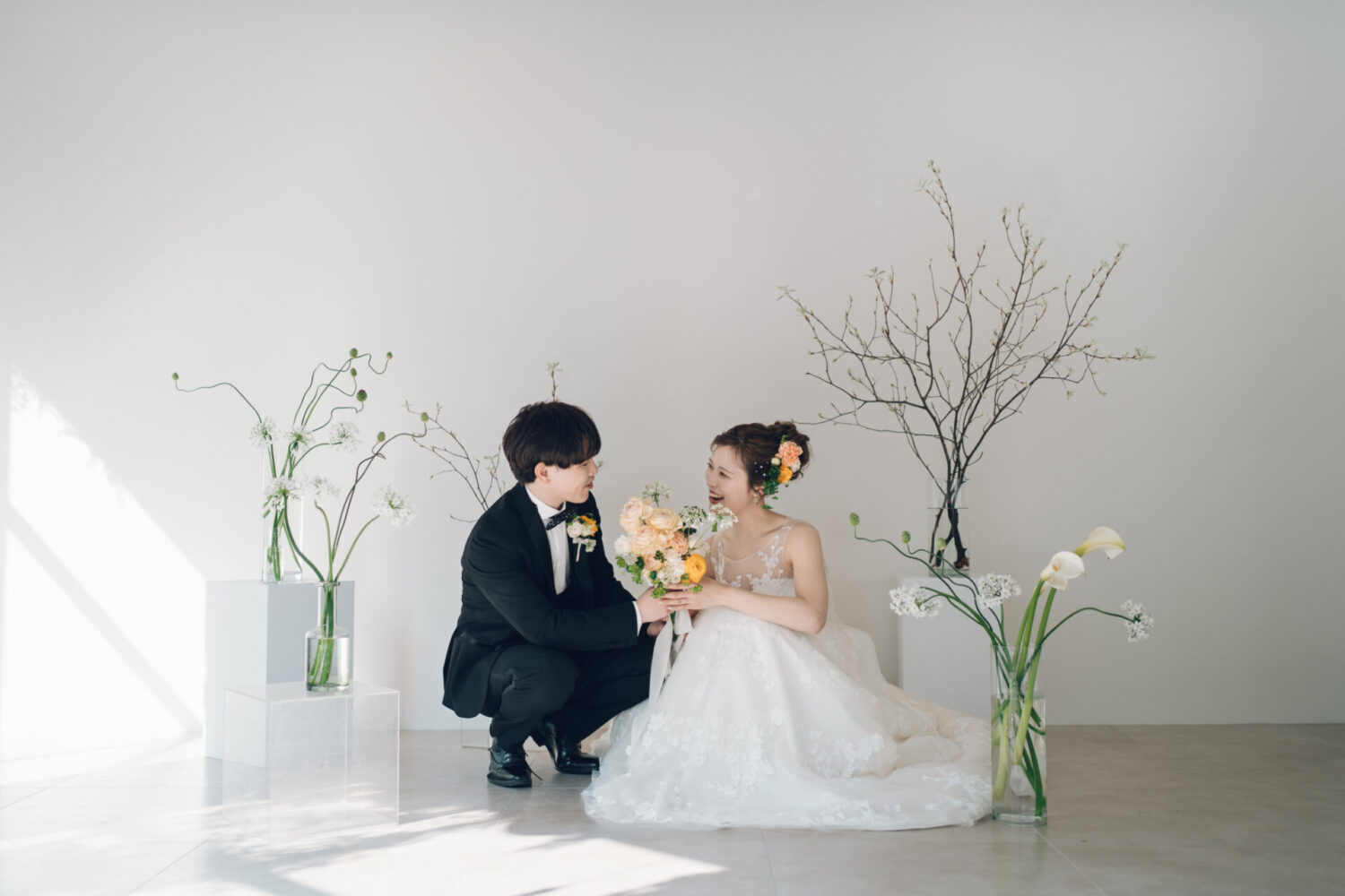 花と写真と結婚式の様子