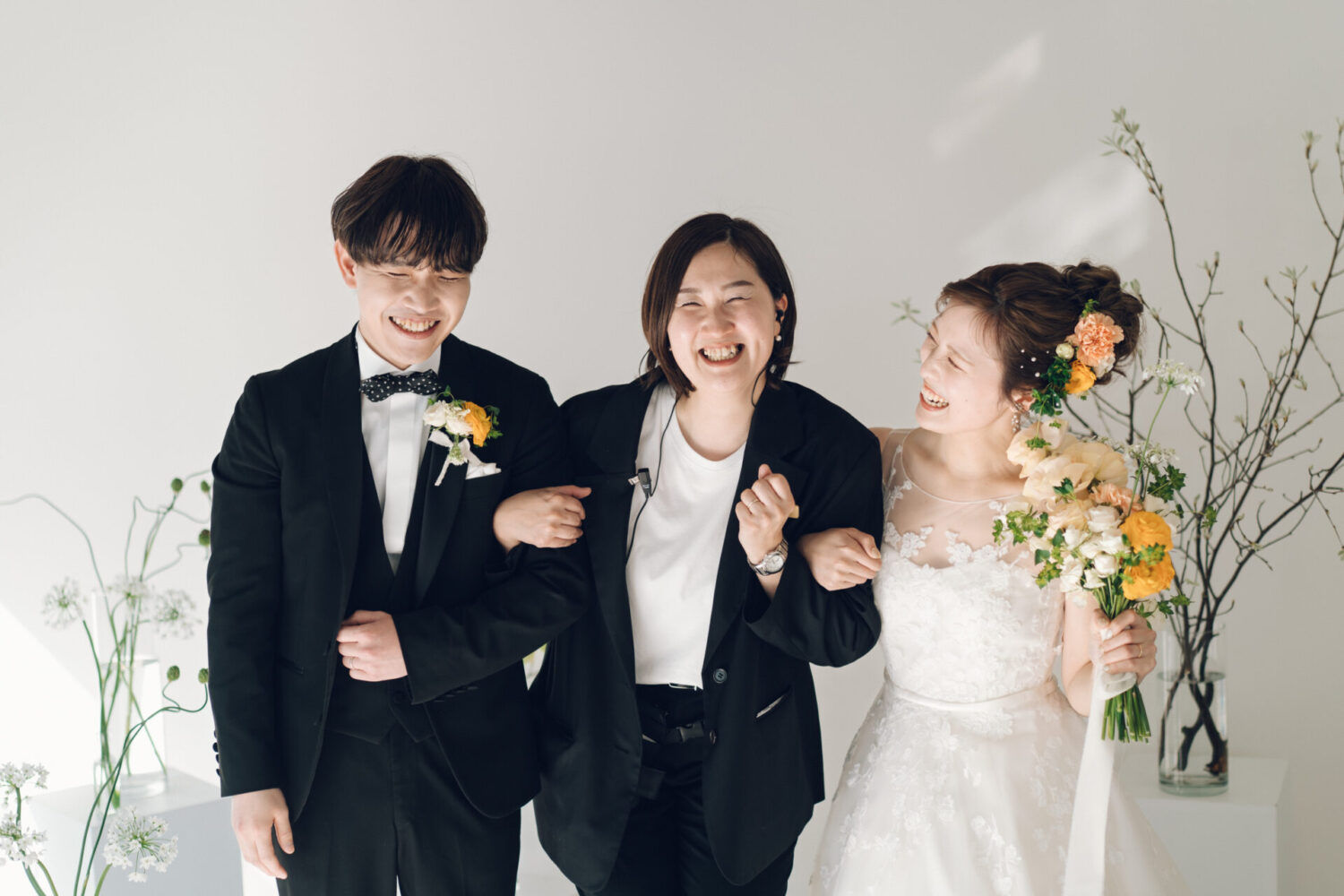 花と写真と結婚式の様子