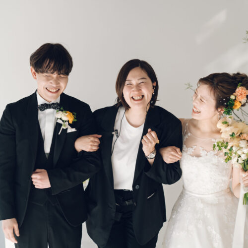 花と写真と結婚式の様子