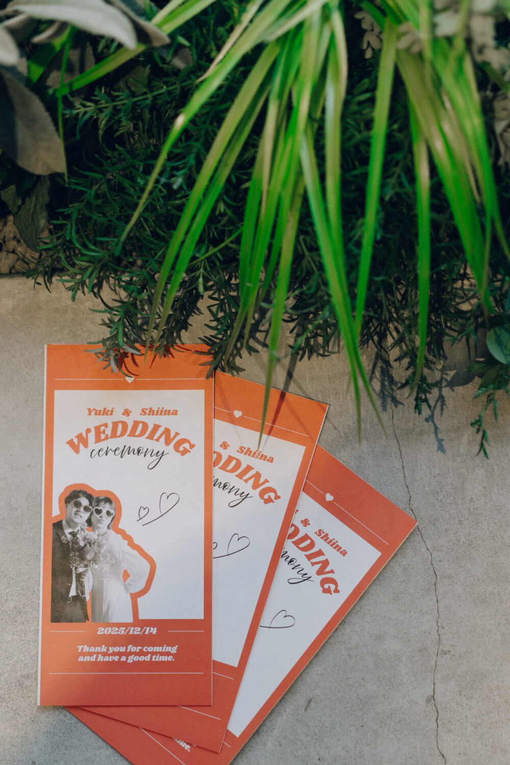 花と写真と結婚式の様子