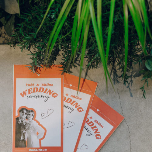 花と写真と結婚式の様子