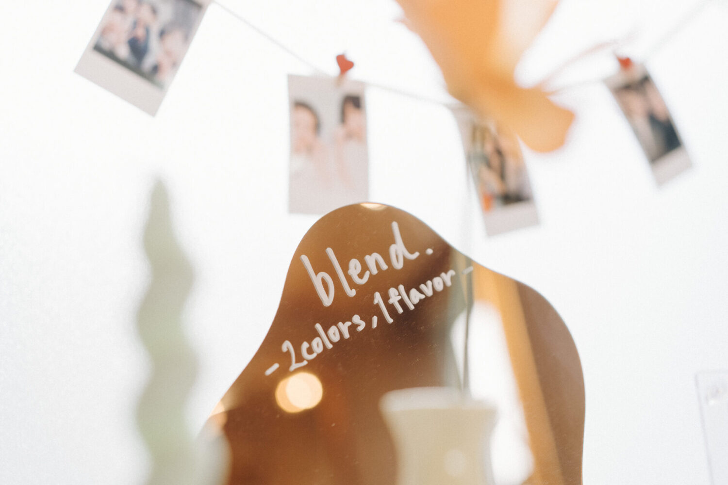 花と写真と結婚式の様子