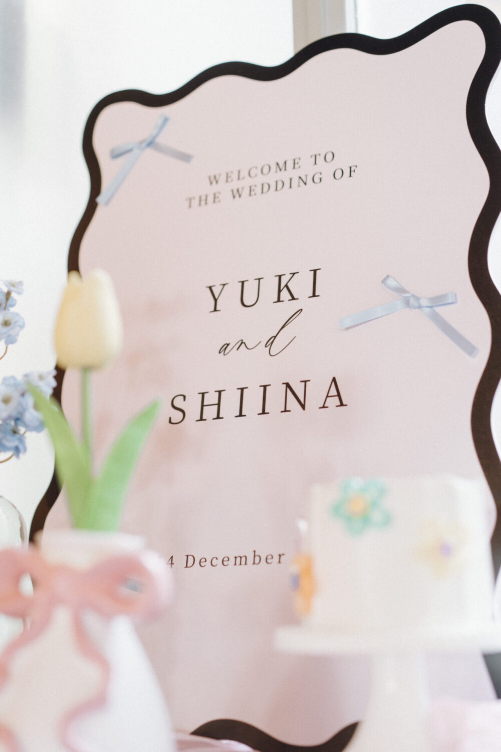 花と写真と結婚式の様子