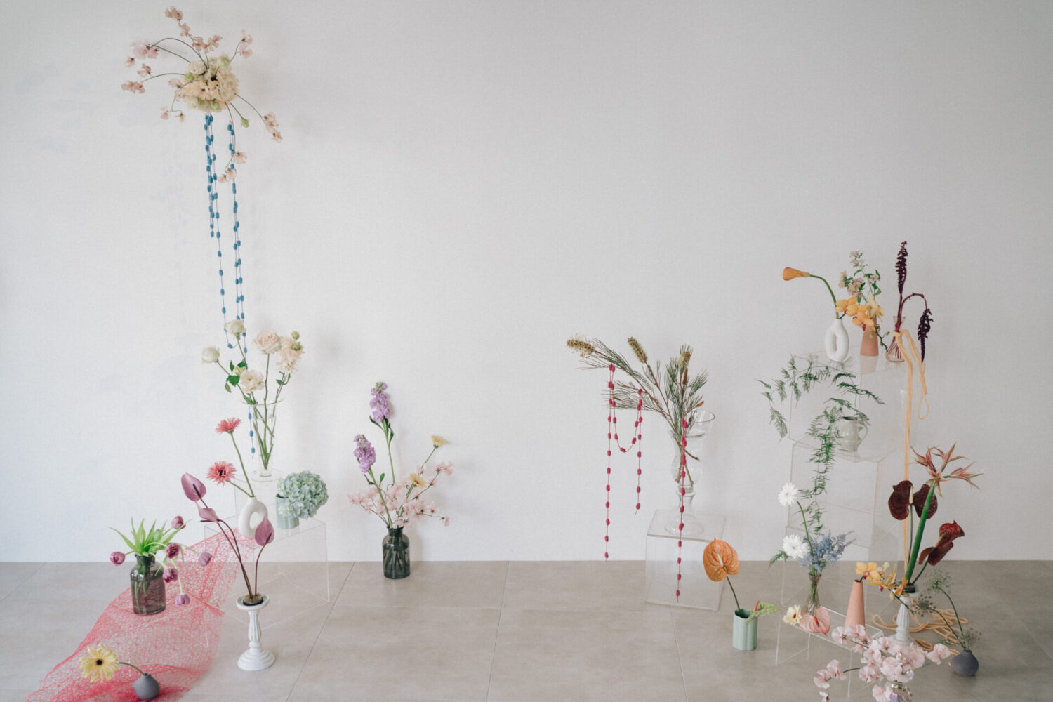 花と写真と結婚式の様子