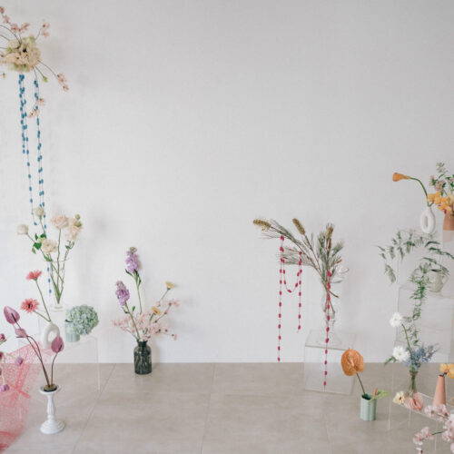 花と写真と結婚式の様子