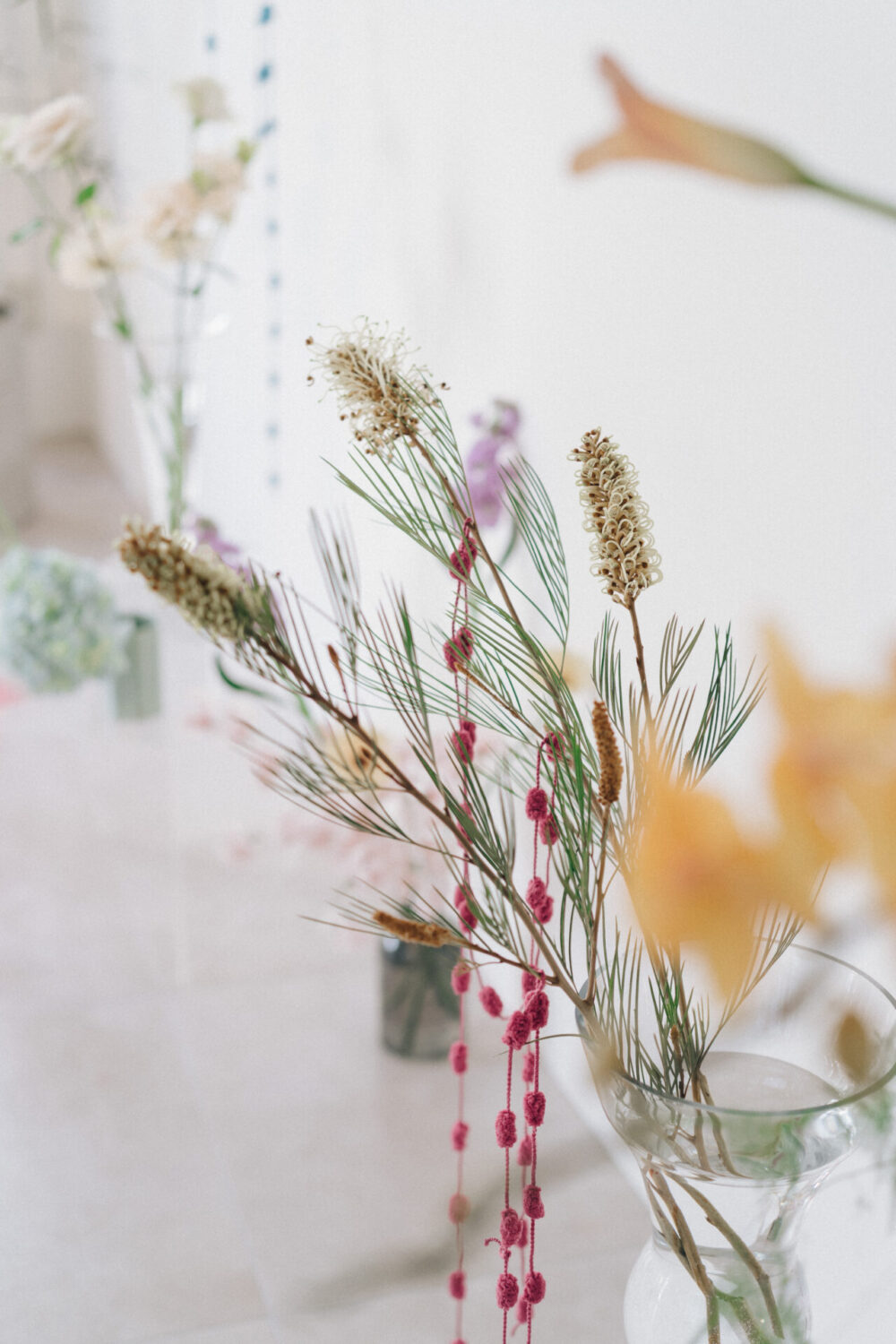 花と写真と結婚式の様子