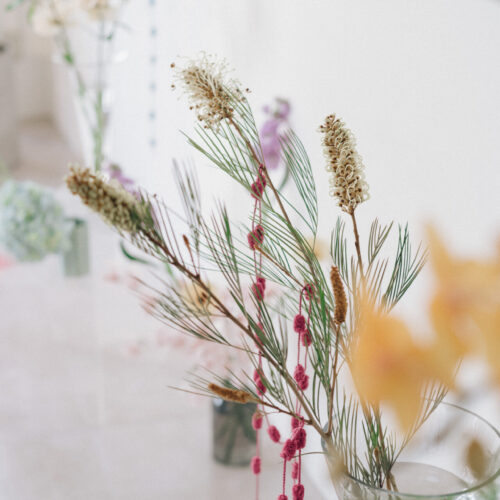 花と写真と結婚式の様子