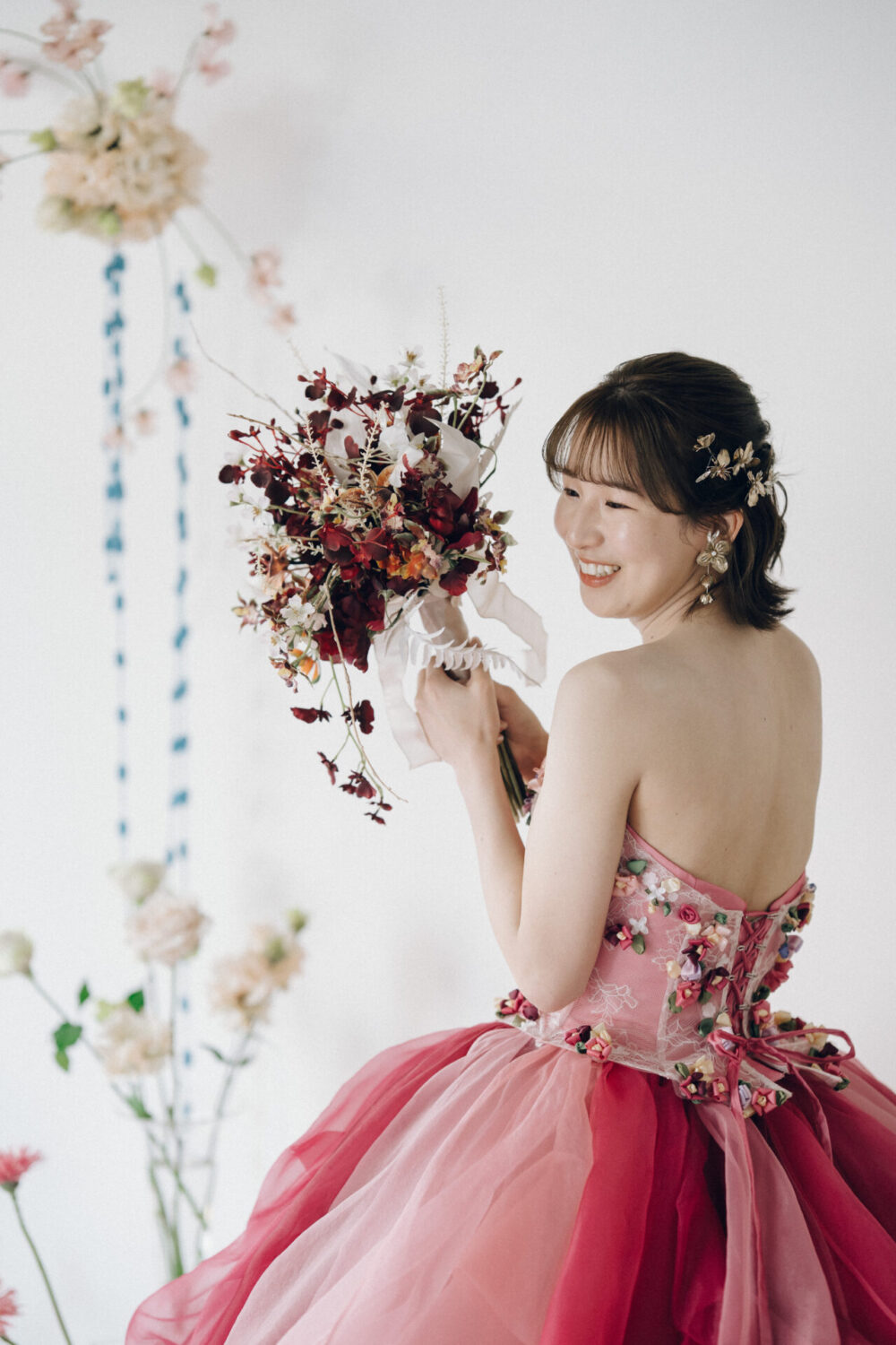 花と写真と結婚式の様子