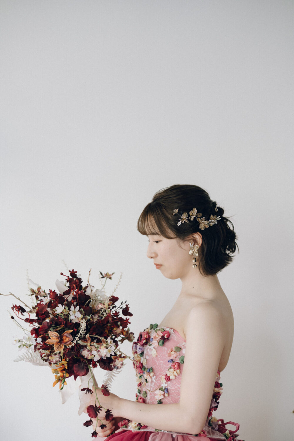 花と写真と結婚式の様子