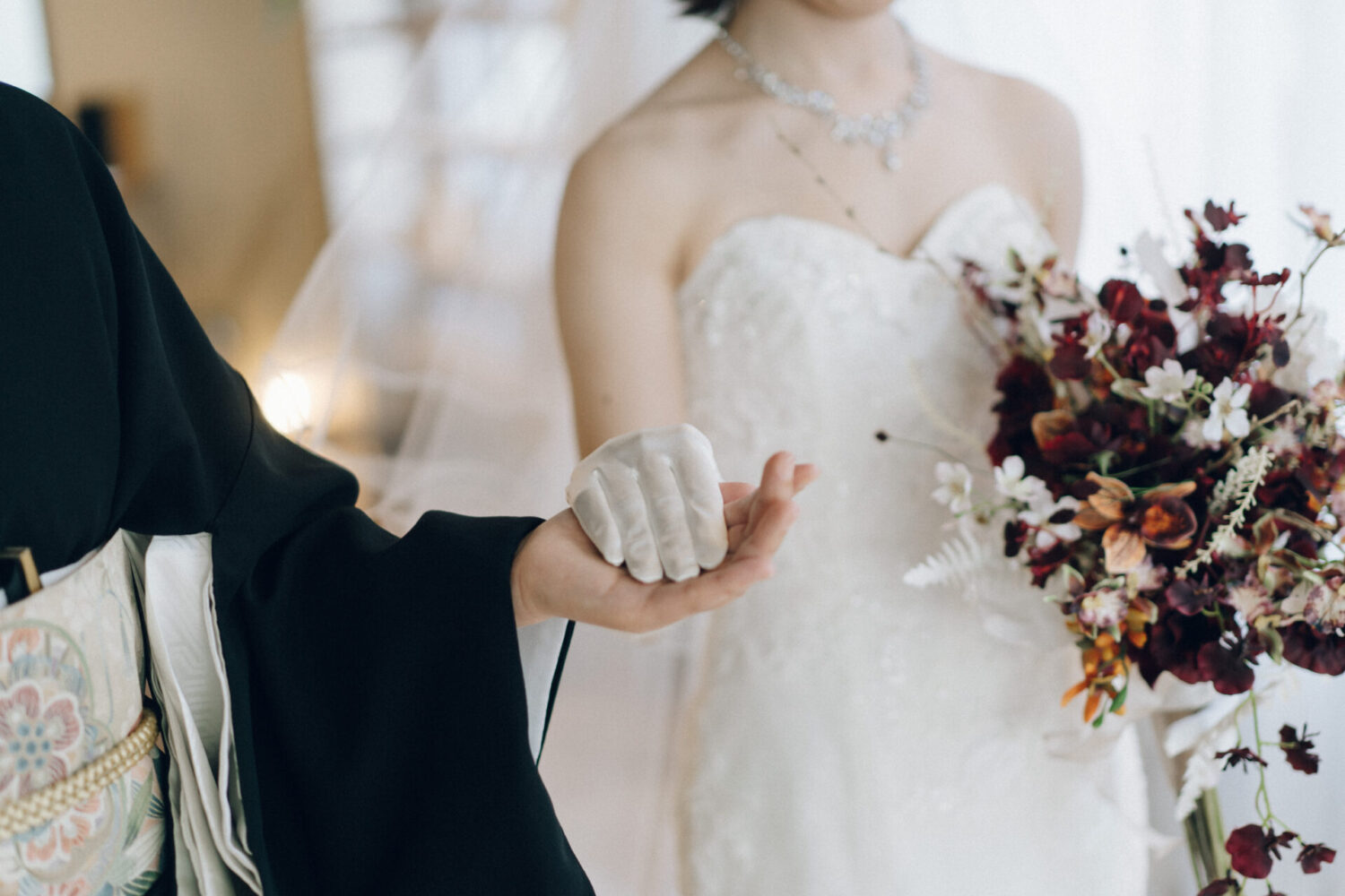 花と写真と結婚式の様子