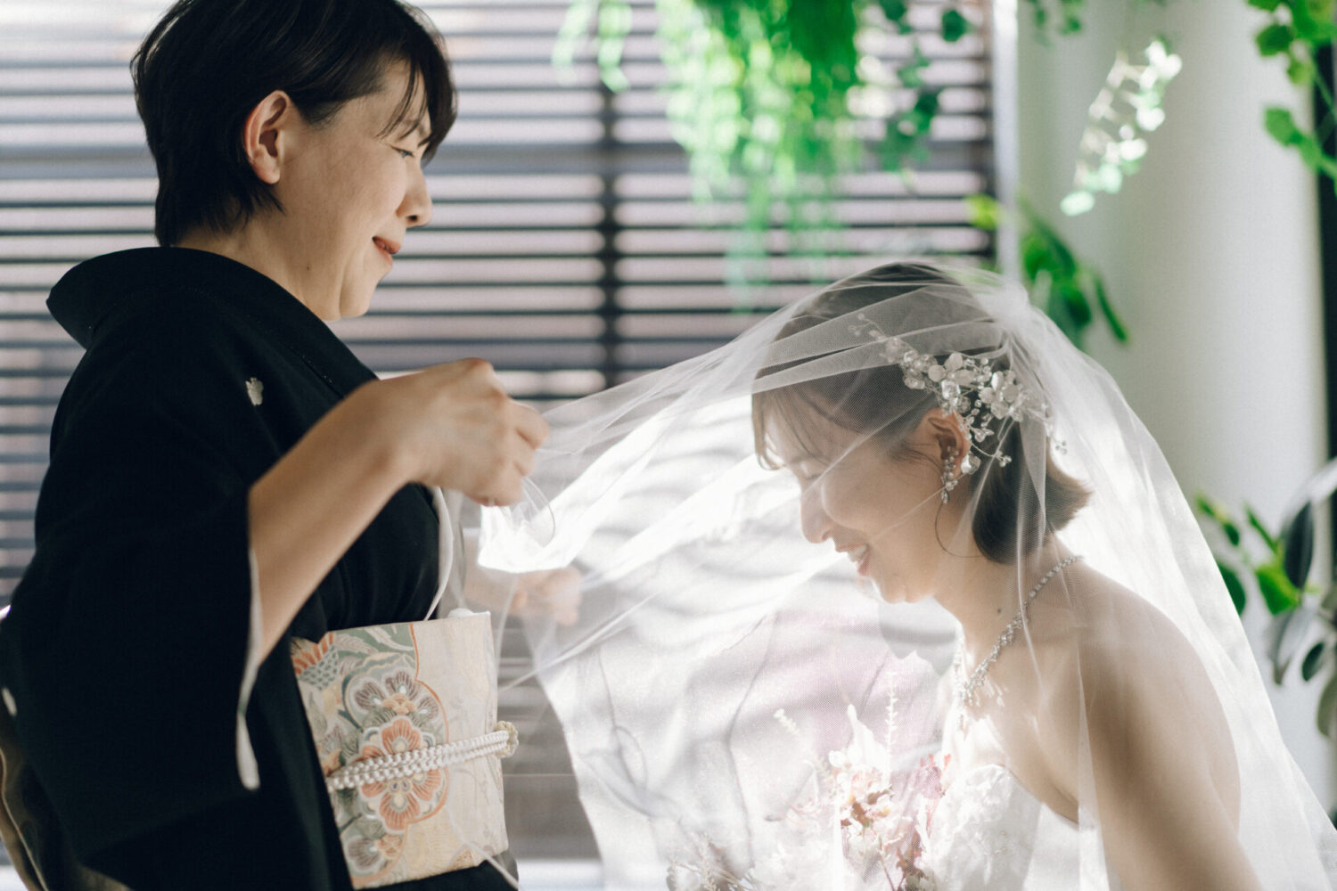 花と写真と結婚式の様子