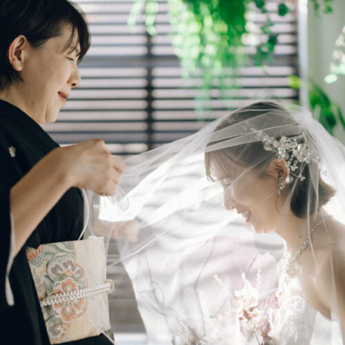 花と写真と結婚式の様子