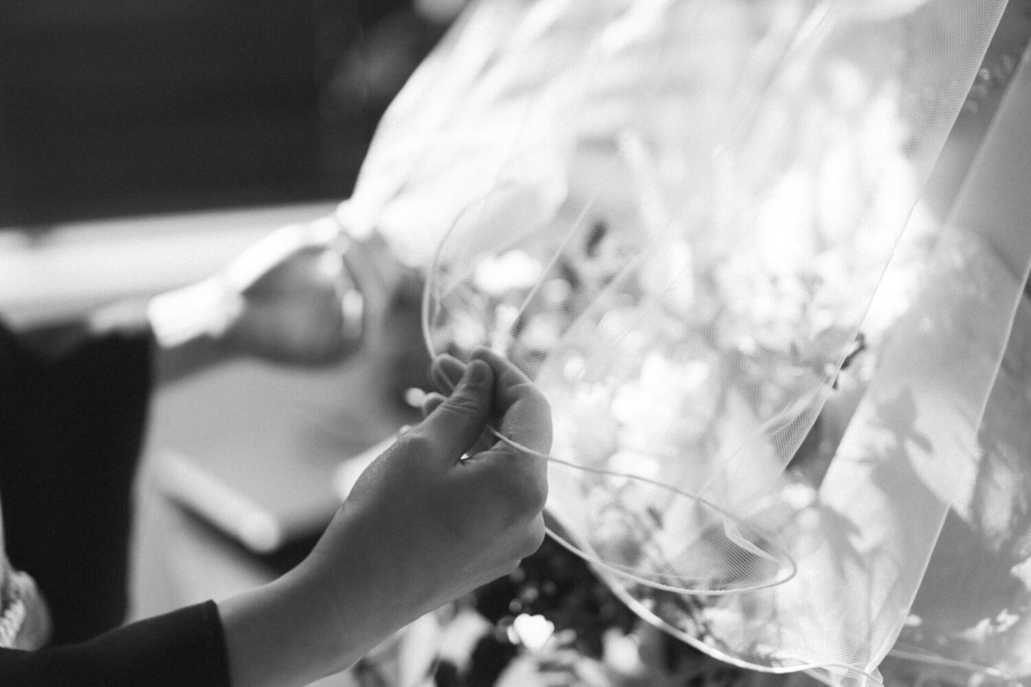 花と写真と結婚式の様子