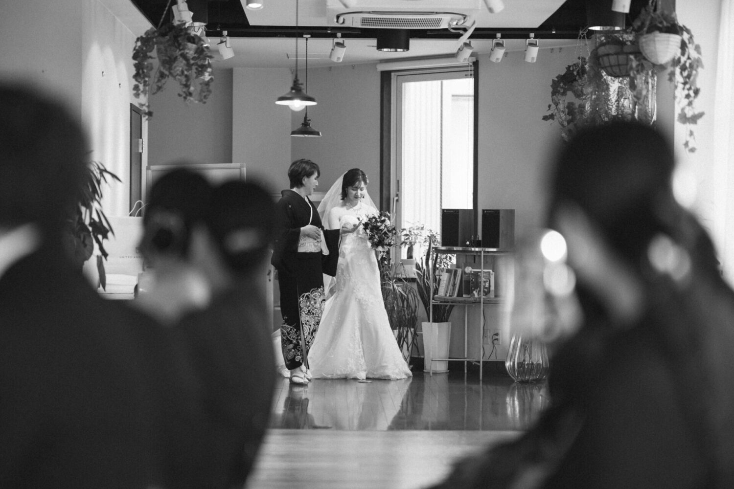 花と写真と結婚式の様子