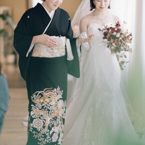 花と写真と結婚式の様子