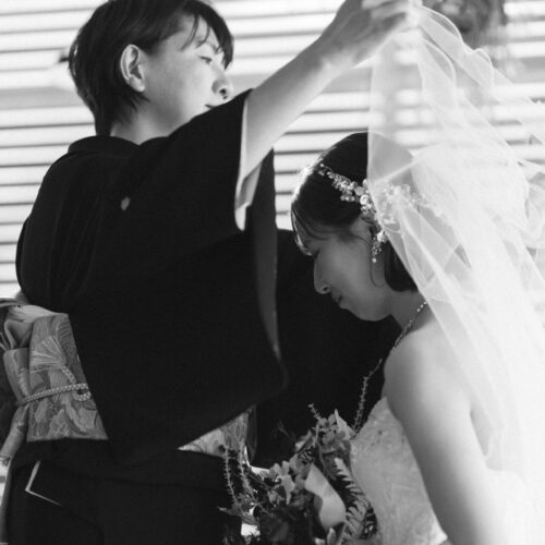 花と写真と結婚式の様子