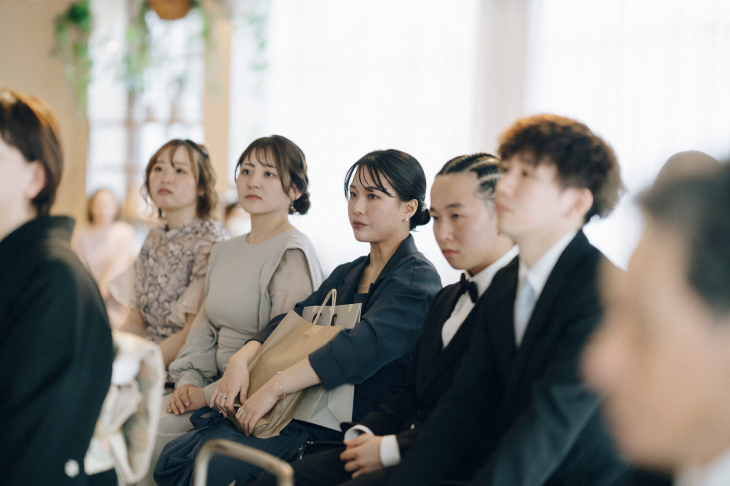 花と写真と結婚式の様子