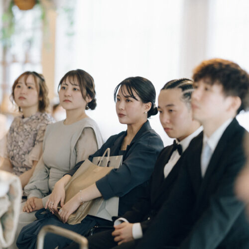 花と写真と結婚式の様子