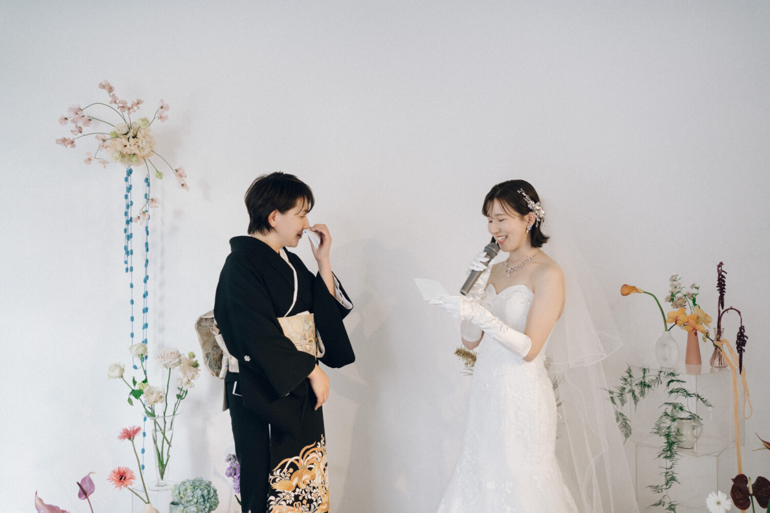 花と写真と結婚式の様子