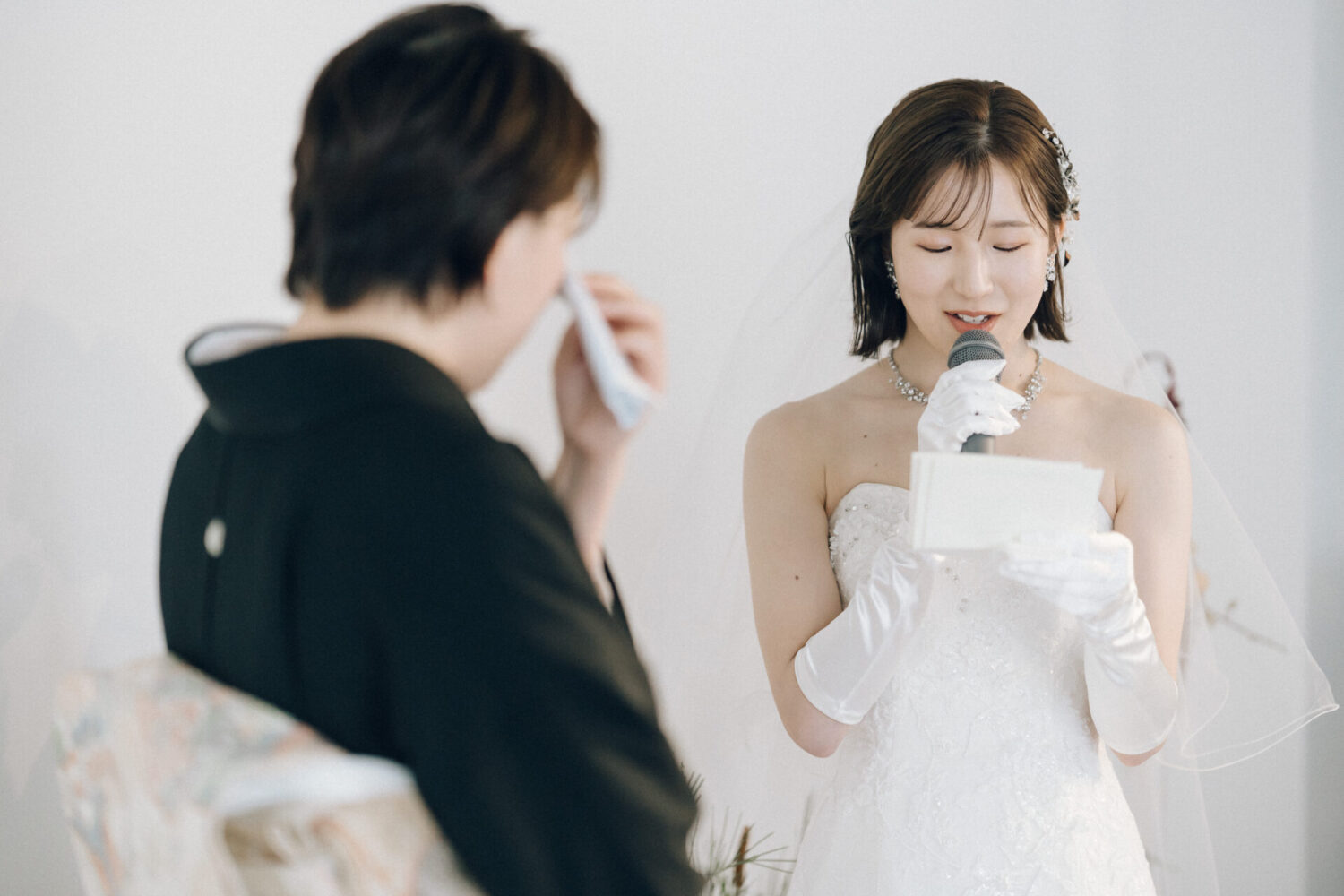 花と写真と結婚式の様子