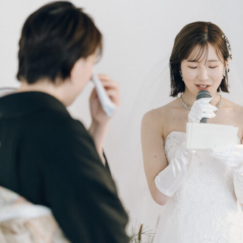 花と写真と結婚式の様子