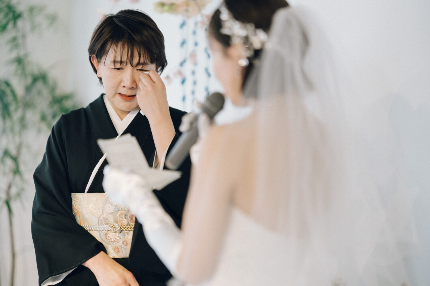 花と写真と結婚式の様子