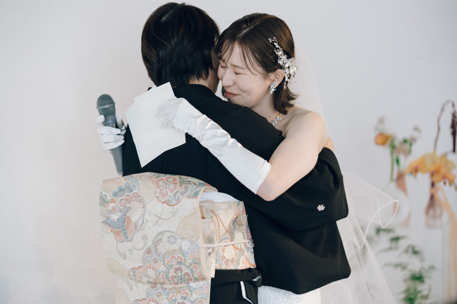 花と写真と結婚式の様子