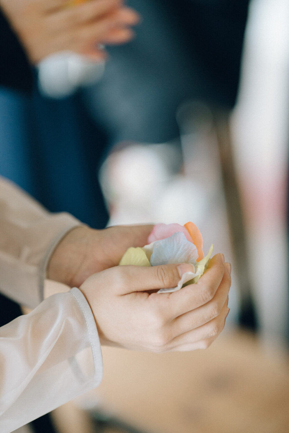 花と写真と結婚式の様子