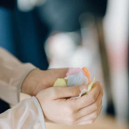 花と写真と結婚式の様子