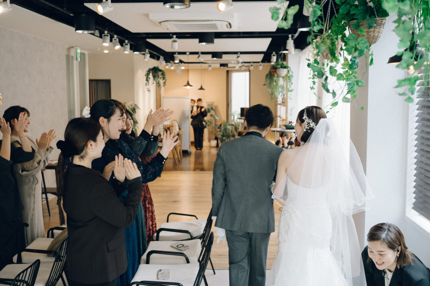 花と写真と結婚式の様子