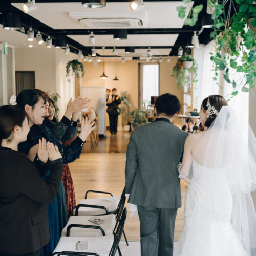 花と写真と結婚式の様子