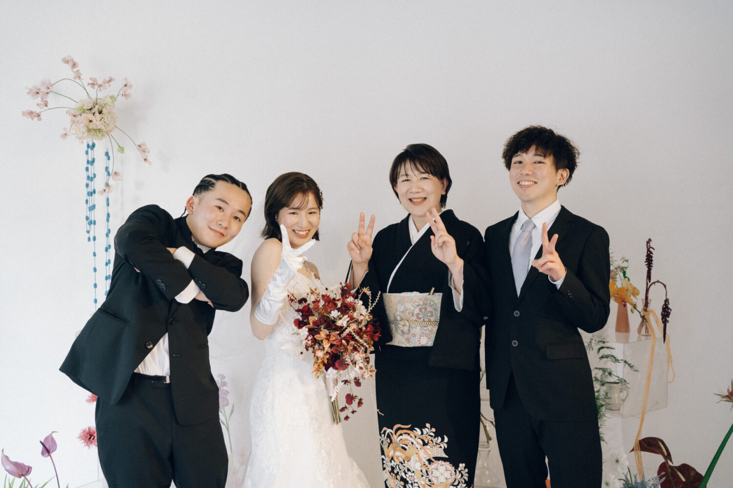 花と写真と結婚式の様子