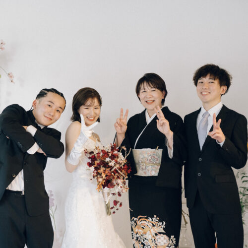 花と写真と結婚式の様子