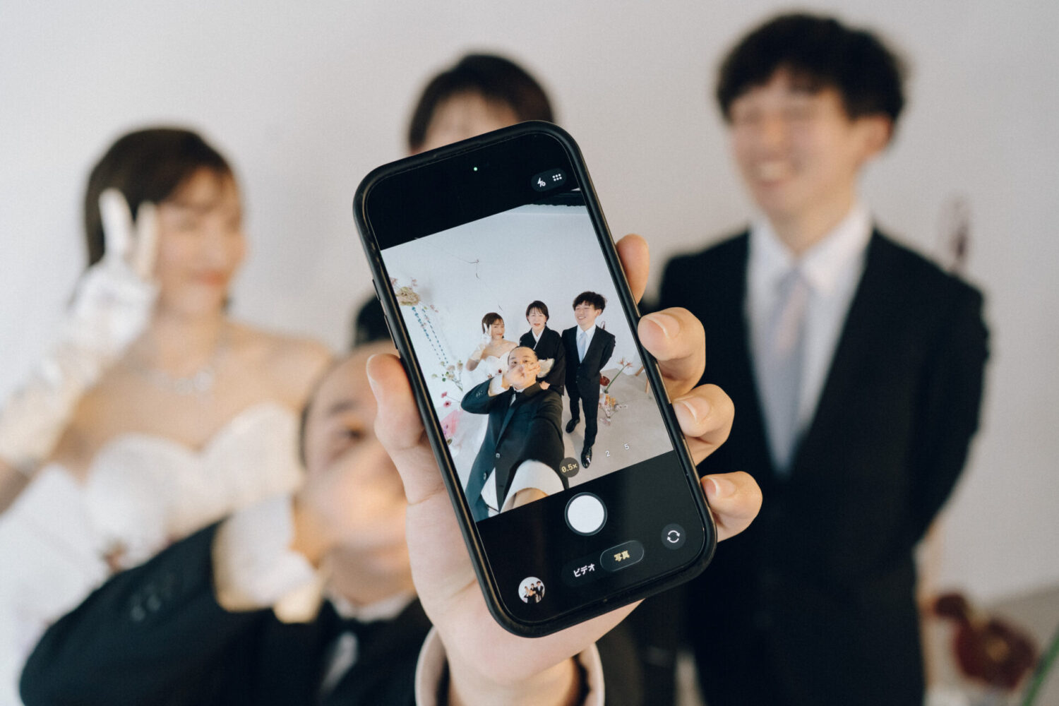 花と写真と結婚式の様子