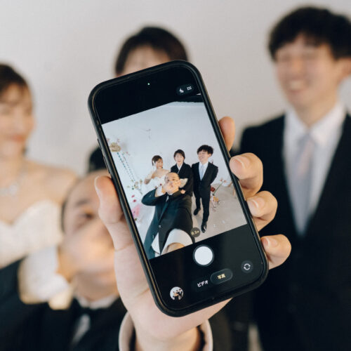 花と写真と結婚式の様子