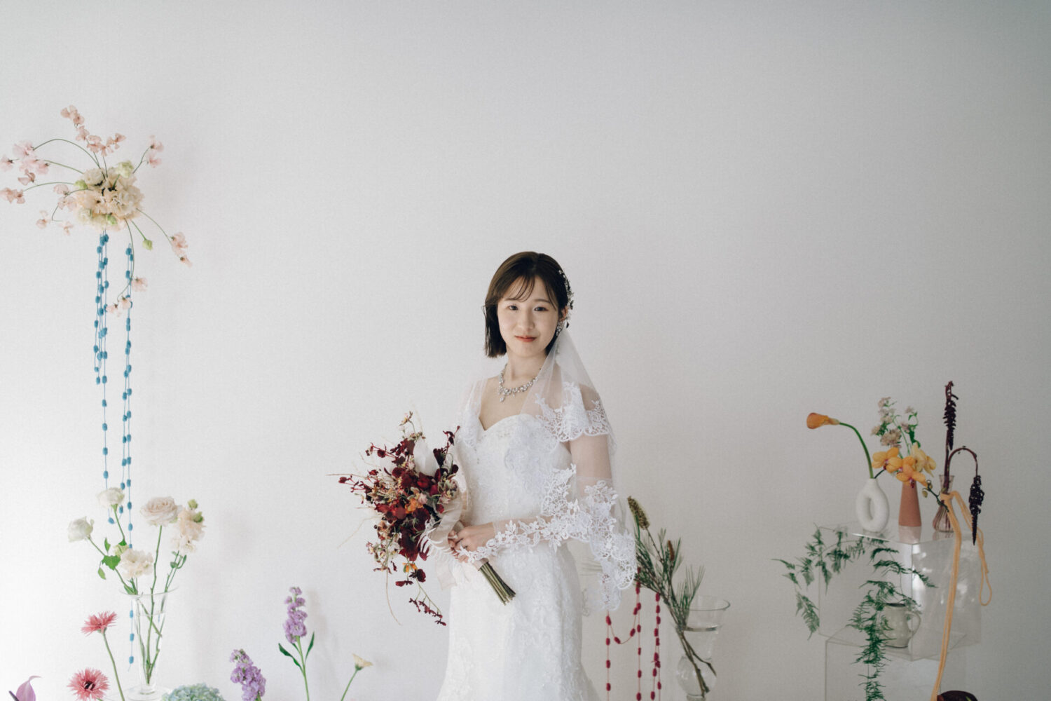 花と写真と結婚式の様子