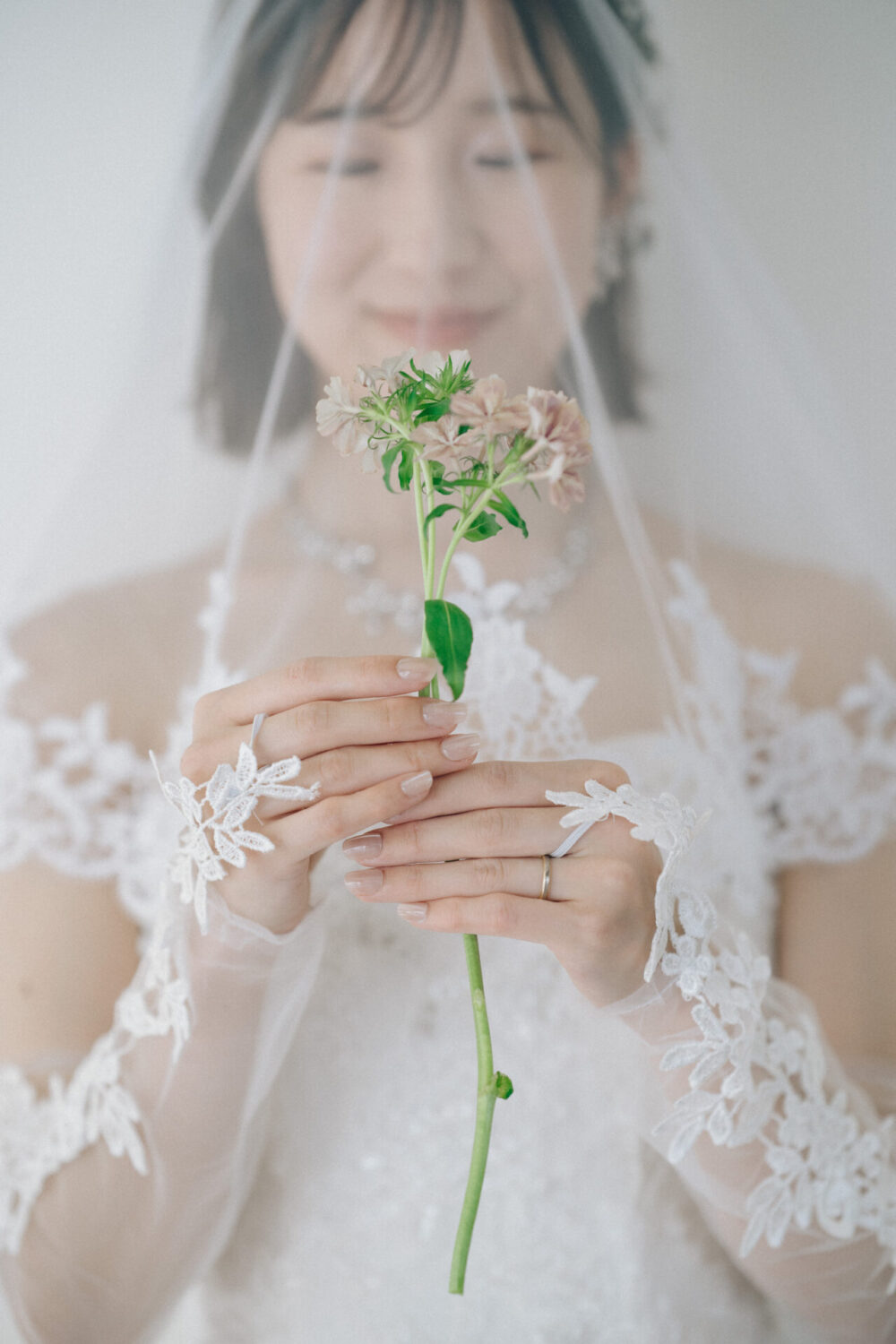 花と写真と結婚式の様子