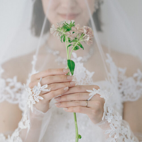 花と写真と結婚式の様子
