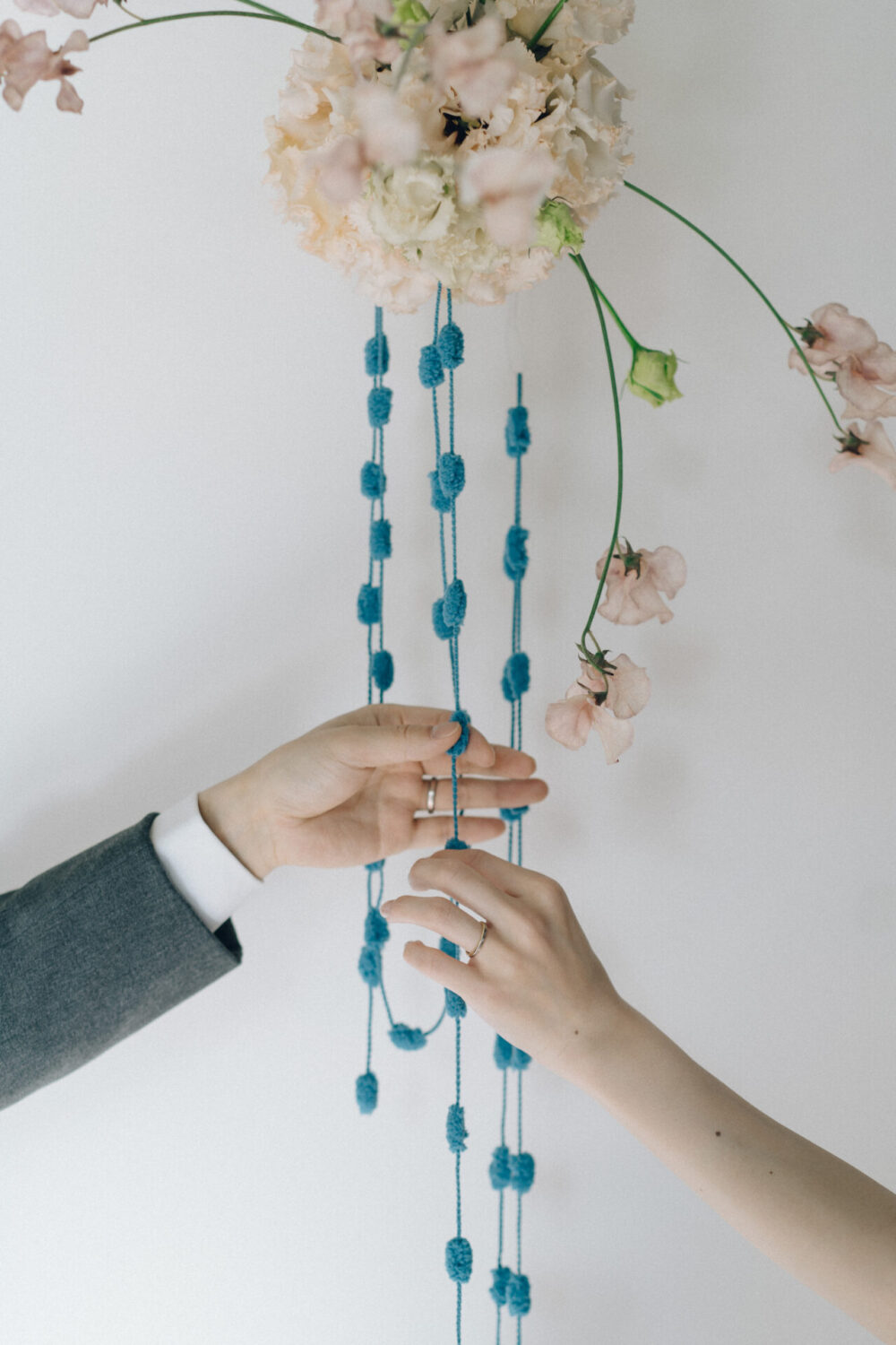 花と写真と結婚式の様子