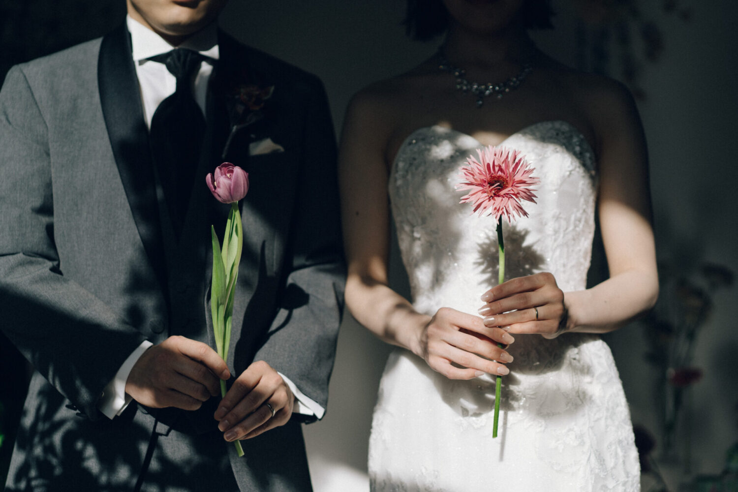 花と写真と結婚式の様子