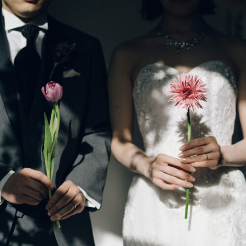 花と写真と結婚式の様子