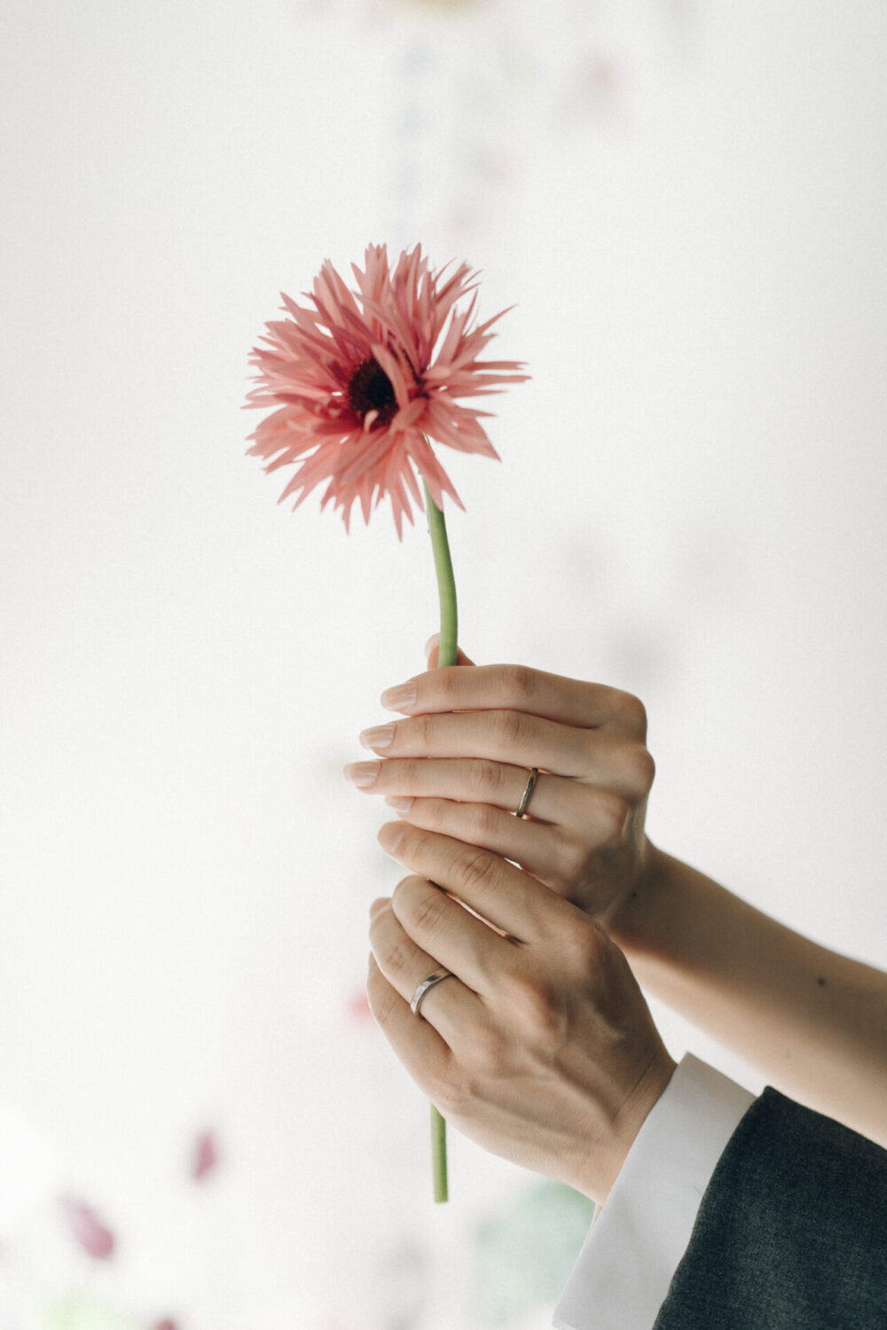 花と写真と結婚式の様子