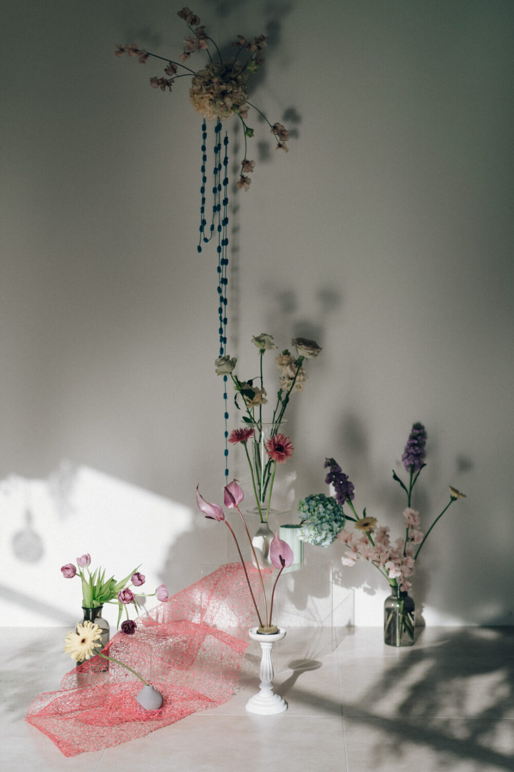 花と写真と結婚式の様子